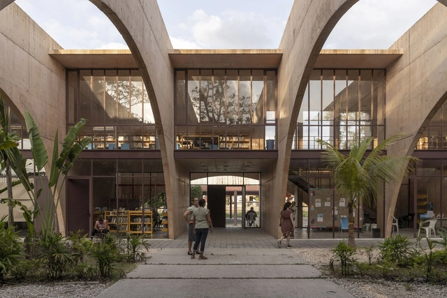 Community  Development Center / CCA Centro de Colaboración Arquitectónica - Exterior Photography, Community Center, Facade, Arch, Arcade