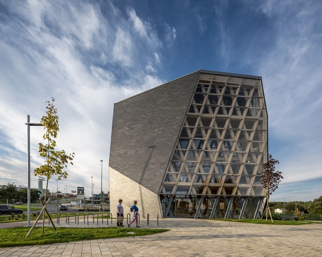 Sustainable Building Models: An Eco-Friendly Structure in Natural Slate Within a Multi-Ecological Neighborhood - Featured Image
