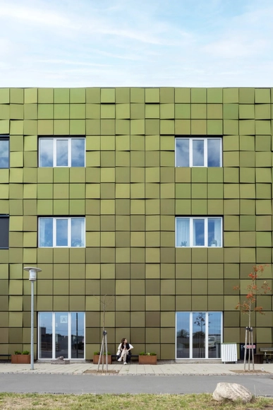 Flexibility and Innovation: Customized Solar Panels for Facade Integration - Featured Image