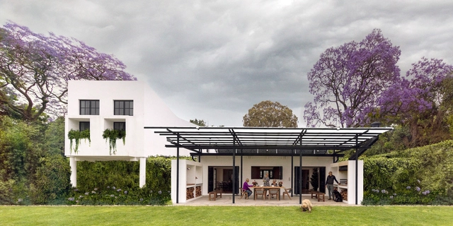 House of the Flying Bowtie / Frankie Pappas - Exterior Photography, Sustainability, Garden, Facade, Door