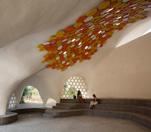 Pabellón E4. Espacio Educativo Exterior Eficiente / Juan Gavilanes Veláz de Medrano + Ferran Ventura Blanch - Fotografía interior, Otras Estructuras, Arco, Bancas