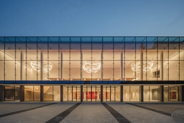 Teatro Wybrzeże em Gdańsk / WAPA Warsztat Architektury Pracownia Autorska - Fotografia de Exterior, Teatro, Cerca, Fachada