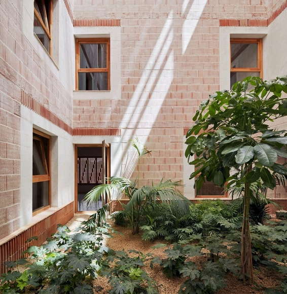 Bringing the Outside In: Life-Size Terrariums and Other Ways to Exhibit Nature in European Apartment Buildings - Featured Image