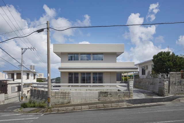 Casa en Nanjo / Spicy Architects - Fotografía exterior, Casas, Fachada, Escaleras, Puerta