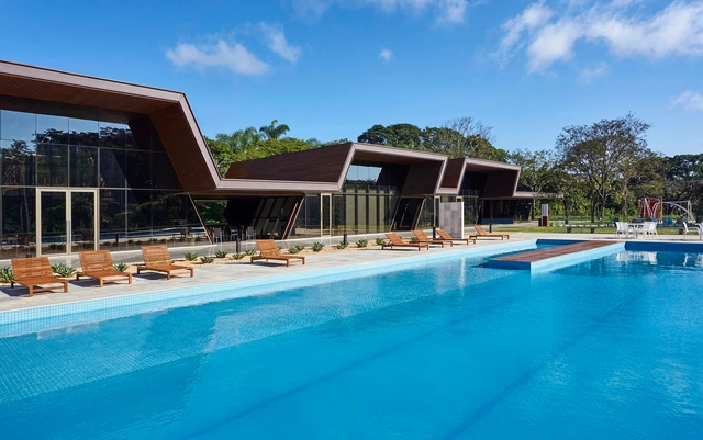 Refúgios de verão: 6 projetos de clubes e piscinas  - Imagem de Destaque