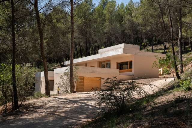 Casa no Pinhal / AT architectes - Fotografia de Exterior, Casas, Porta, Fachada, Floresta