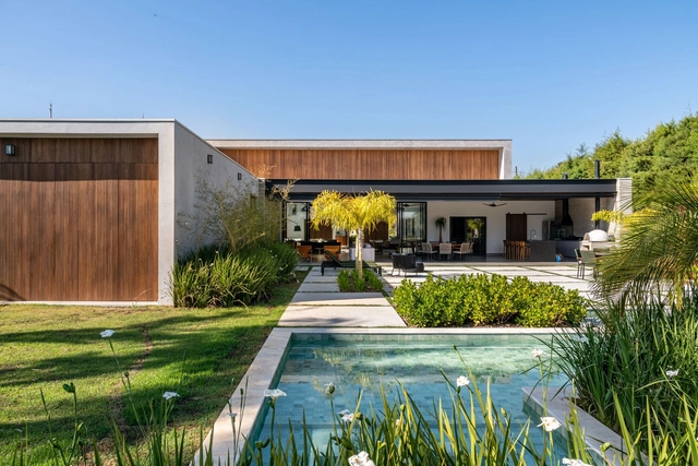 Casa Morada / Tatyane Vasconcelos Coradi + Jattobá Construtora - Fotografia de Exterior, Casas, Jardim, Fachada, Porta