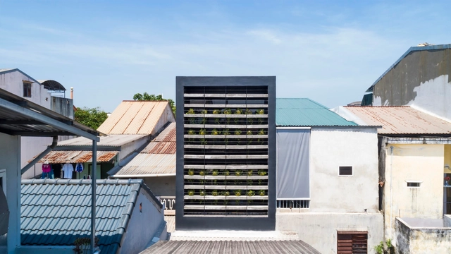 99 Mai Thuc Loan House / Cong Sinh Architects - Exterior Photography, Extension, Facade, Stairs, Handrail