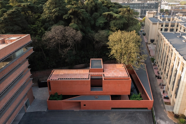Centro de exposiciones Red Box / Mix Architecture - Fotografía exterior, Centro De Exhibición, Jardín, Fachada