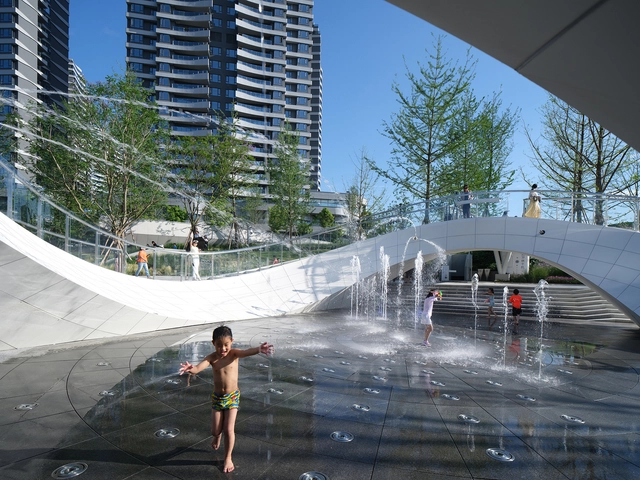 Water in Public Spaces: 15 Urban Projects That Incorporate Water Resources in Their Designs - Featured Image