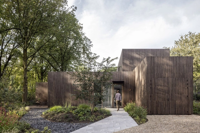 Open Park Villa / i29 architects - Fotografia de Exterior, Casas, Jardim, Fachada, Porta