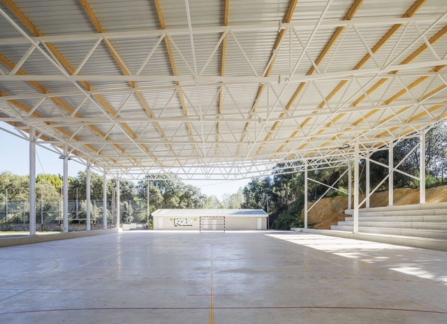Espacio polivalente cubierto / OBO Estudi - Fotografía interior, Comunidad, Fachada, Puerta