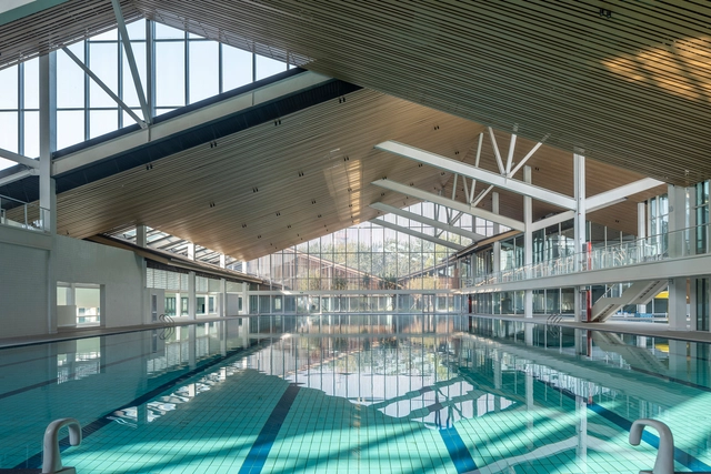 Xiangfen Xingyuan Swimming Pool / Atelier KAI Architects - Interior Photography, Swimming Pool, Stairs, Beam