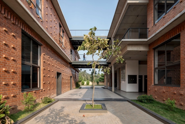 Escola Nacional de Negócios de Bangalore / HabitArt Architecture Studio - Fotografia de Exterior, Universidade, Aido, Fachada