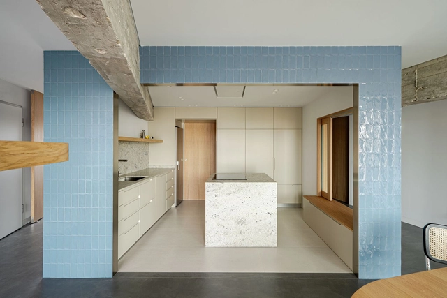 Reforma MAUXI / Oficina BA-RRO + Ignacio de Antonio - Fotografia de Interiores, Renovação, Cozinha, Porta, Fachada, Bancada, Mesa, Cadeira, Cama, Armário