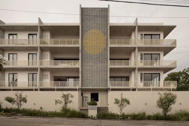 Edificio la Guiara Colomos / Trópico de Arquitectura + GONZALEZFRANCO Arquitectura - Fotografía exterior, Apartamentos, Fachada, Puerta, Balcón