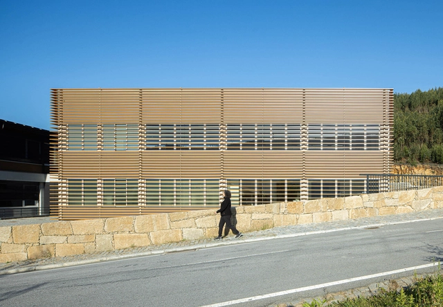 Unidade Industrial Oropol / Em Paralelo - Fotografia de Exterior, Arquitetura De Escritórios, Fachada