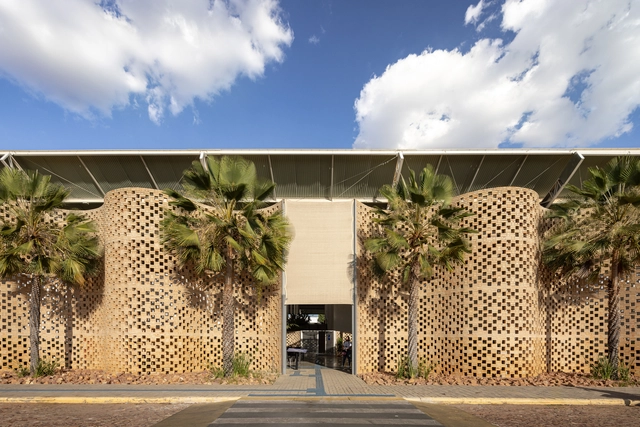 Hospital Veterinário Escola da Unileão / Lins Arquitetos Associados - Fotografia de Exterior, Refúgio De Animais, Jardim, Fachada, Arco, Cerca