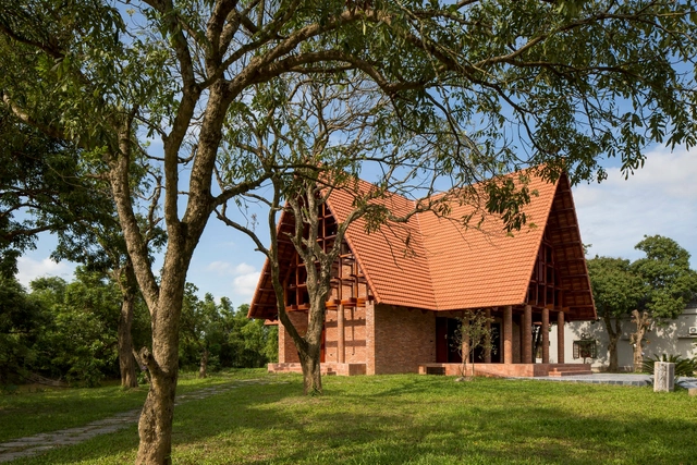 Templo Martyr Shrine / Lestudioarchitects - Fotografía exterior, Iglesia, Jardín, Fachada