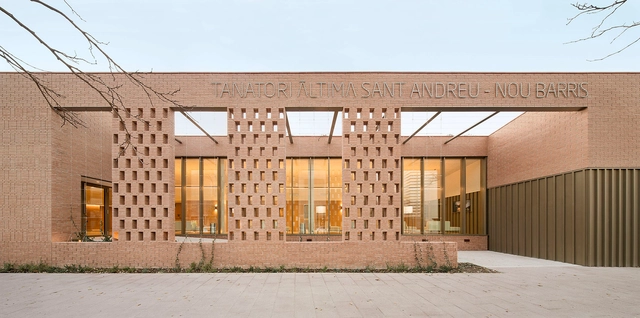 Tanatorio Àltima Sant Andreu, Nou Barris / Batlleiroig - Fotografía exterior, Espacios Fúnebres, Fachada, Puerta