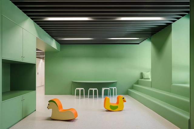 Um cenário de cor na nova Ala Pediátrica do Hospital de São João do Porto / ARG Studio - Interior Photography, Hospital , Stairs, Lighting