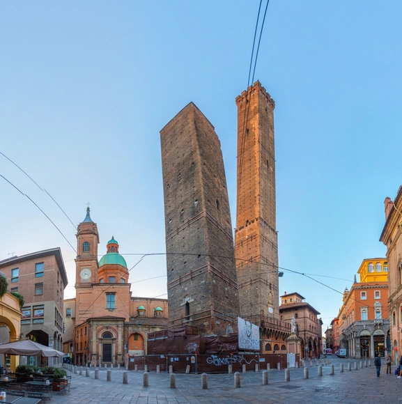 La "Torre Inclinada" de Bolonia será restaurada tras el temor a que se derrumbe - Imagen Principal