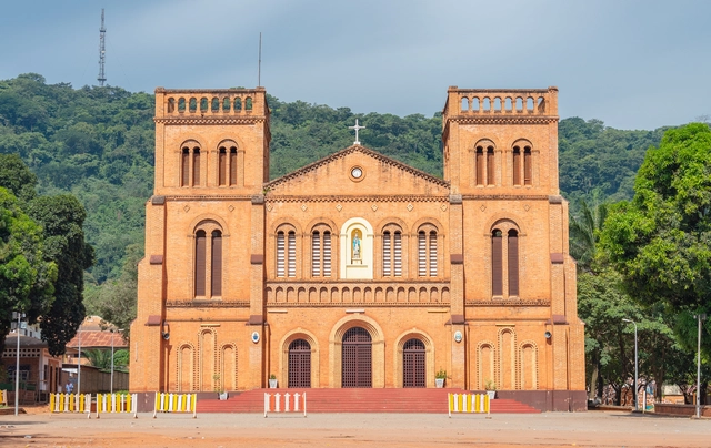 La Catedral de Notre Dame en Bangui: una iteración local de la arquitectura francesa en África Central - Imagen Principal