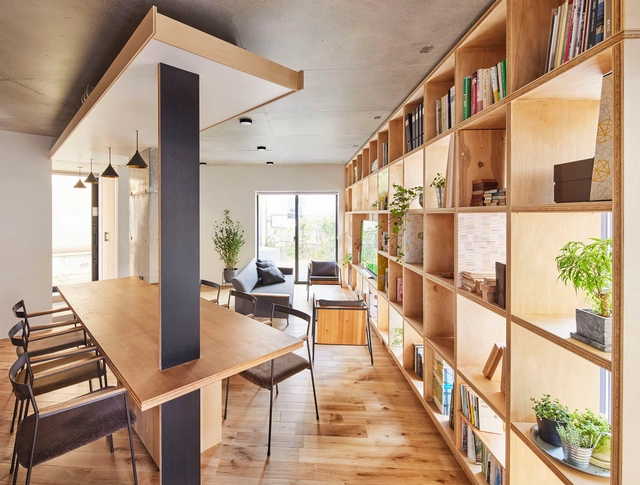 House with a Nostalgic Grid / Yasutaka Nakanishi - Interior Photography, Retail , Table, Chair