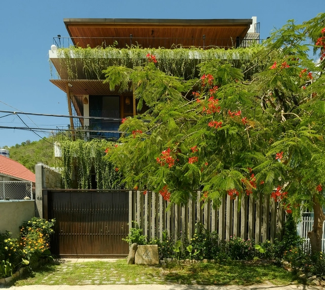 House by the River / Chơn.a - Exterior Photography, Houses, Garden, Fence, Facade, Door