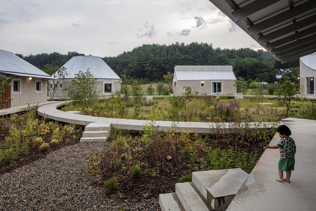 Casas Hoji Gangneung / aoa architects - Fotografia de Exterior, Casas, Jardim, Banco