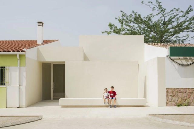 Escola Infantil em Aguas Nuevas / Iterare arquitectos - Fotografia de Interiores, Escolas, Fachada, Porta