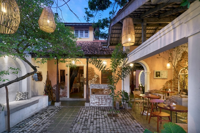La Luna Pizzeria and Café / The Silent Architect - Exterior Photography, Adaptive Reuse, Patio, Door, Facade, Stairs, Chair, Table