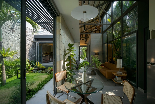 Casa K. / KCONCEPT + KOHARCHITECTS - Fotografia de Interiores, Casas, Jardim, Fachada, Mesa, Cadeira