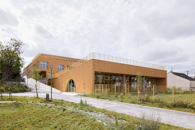Grupo escolar de energía positiva de origen biológico / R2K Architectes - Fotografía exterior, Escuela Primaria, Fachada