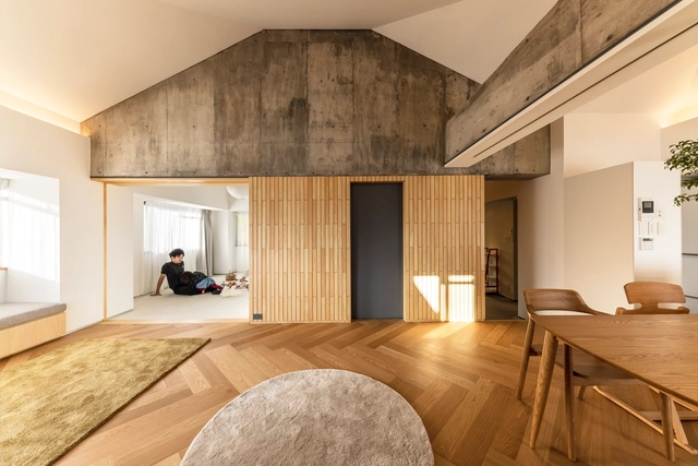 Casa Luz en la periferia / Atsuhiro Nakata - Fotografía interior, Casas, Cocina, Fijación Vigas, Fachada, Mesas, Sillas