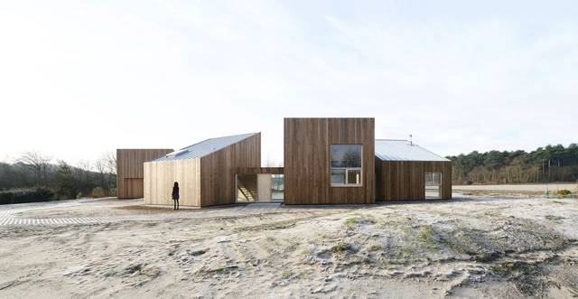 De la madera natural a la estética carbonizada: 5 ejemplos de cabañas integradas a la naturaleza - Imagen Principal
