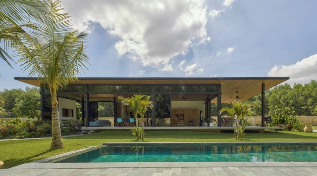 Bioclimatic Tropical Villa in Vietnam / T3 ARCHITECTS + Kanopea Architecture Studio - Fotografía exterior, Casas, Patio interior, Fachada, Sillas