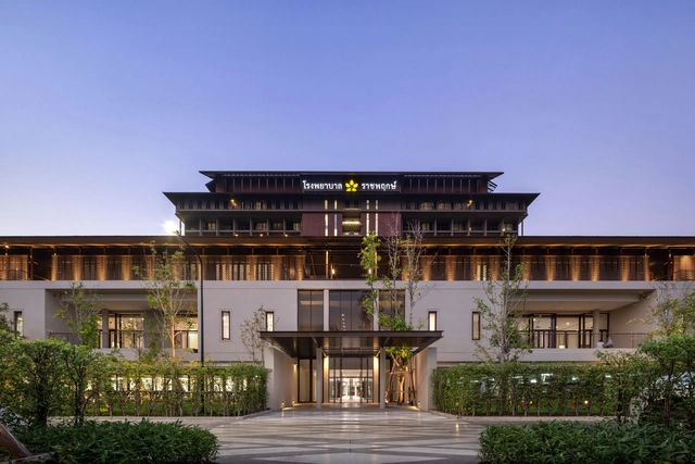 Ratchaphruek Hospital / Arsomsilp Community and Environmental Architect - Exterior Photography, Hospital , Facade, Door