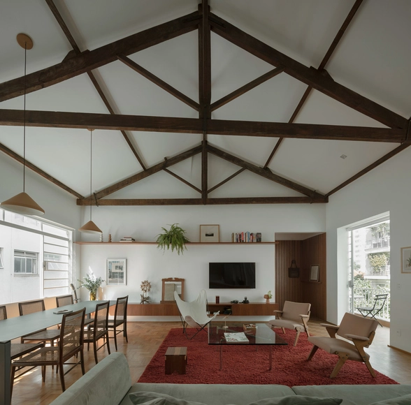 Cravinhos 公寓 / Helena Meirelles arquitetura + Rodrigo Quintella Messina - 室内图, 公寓室内设计, 梁, 门, 桌子, 椅子