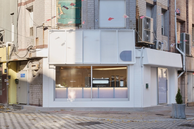 café demer / design by 83 - Fotografia de Interiores, Interiores De Cafeterias, Cozinha, Fachada, Porta, Balcão