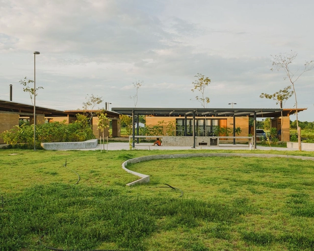 Vila dos Funcionários da Escola Fazenda Canuanã  / Rosenbaum + Terra e Tuma Arquitetos Associados - Fotografia de Exterior, Habitação Coletiva, Jardim, Fachada
