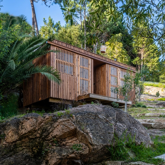 Sauna Garden Studio / Madeiguincho - Fotografia de Exterior, Sauna, Jardim, Fachada, Corrimão, Viga, Escada, Floresta