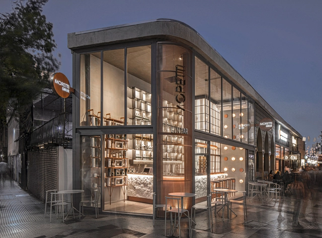 Moretti Gin Bar / Estudio Grizzo Arquitectos - Fotografía exterior, Bar, Puerta, Fachada, Mesas, Sillas