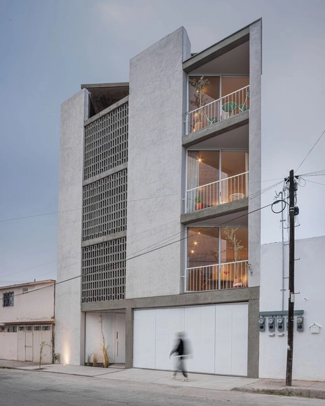 Edificio Corredor / Pereda Han Estudio - Fotografía exterior, Residencial, Fachada, Puerta, Balcón, Barandas