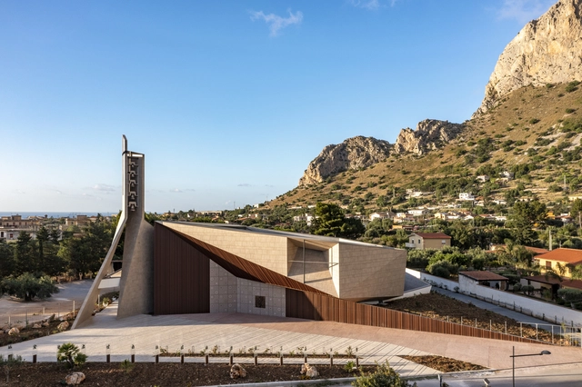 Iglesia Redemptoris Mater  / Studio Kuadra - Fotografía exterior, En Detalle, Fachada