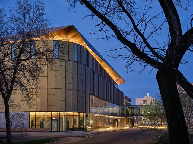 Design Freedom: Integrating Aesthetics and Energy Efficiency in Solar Facades - Featured Image