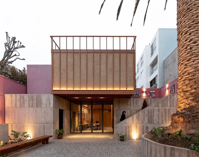 Instituto Francés de Estudios Andinos / Roman Bauer Arquitectos + ESARQUITECTURA Atelier - Fotografía exterior, Instituto, Patio interior, Fachada, Puerta