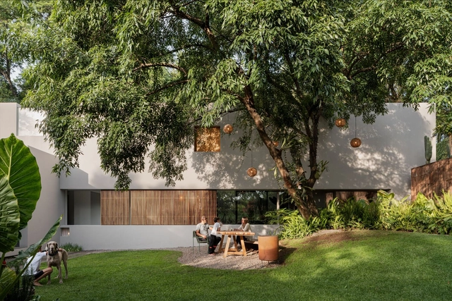 Casa KR / RAVSTUDIO - Fotografía exterior, Casas, Jardín, Fachada, Sillas, Mesas