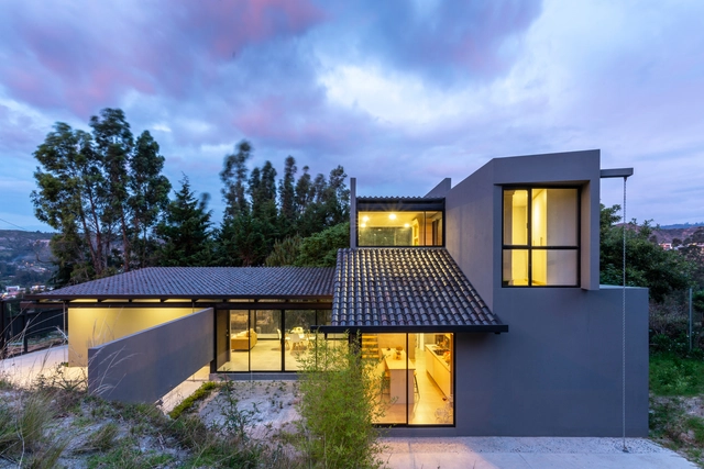 Casa ramas y rocas  / Ruptura Morlaca Arquitectura - Fotografía exterior, Casas, Fachada, Puerta