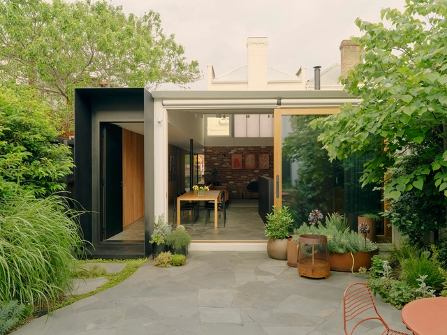 Casa Fitzroy Laneway / Andrew Child Architect - Fotografía exterior, Sustentabilidad, Jardín, Fachada, Puerta, Mesas, Sillas